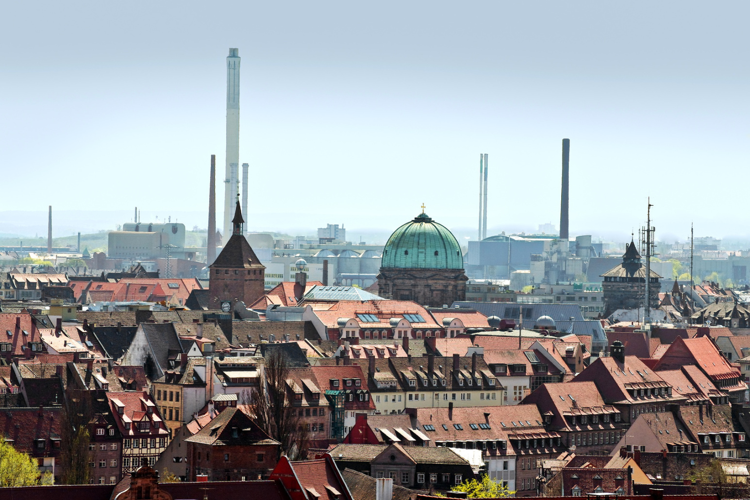 Nürnberger Südwesten, im Vordergrund Fachwerk-Baustruktur mit der auffälligen grünen Kuppel des Observatoriums als Hauptanziehungspunkt, im Hintergrund Industrieanlagen mit zahlreichen Schloten; Detektive der Kurtz Detektei Nürnberg