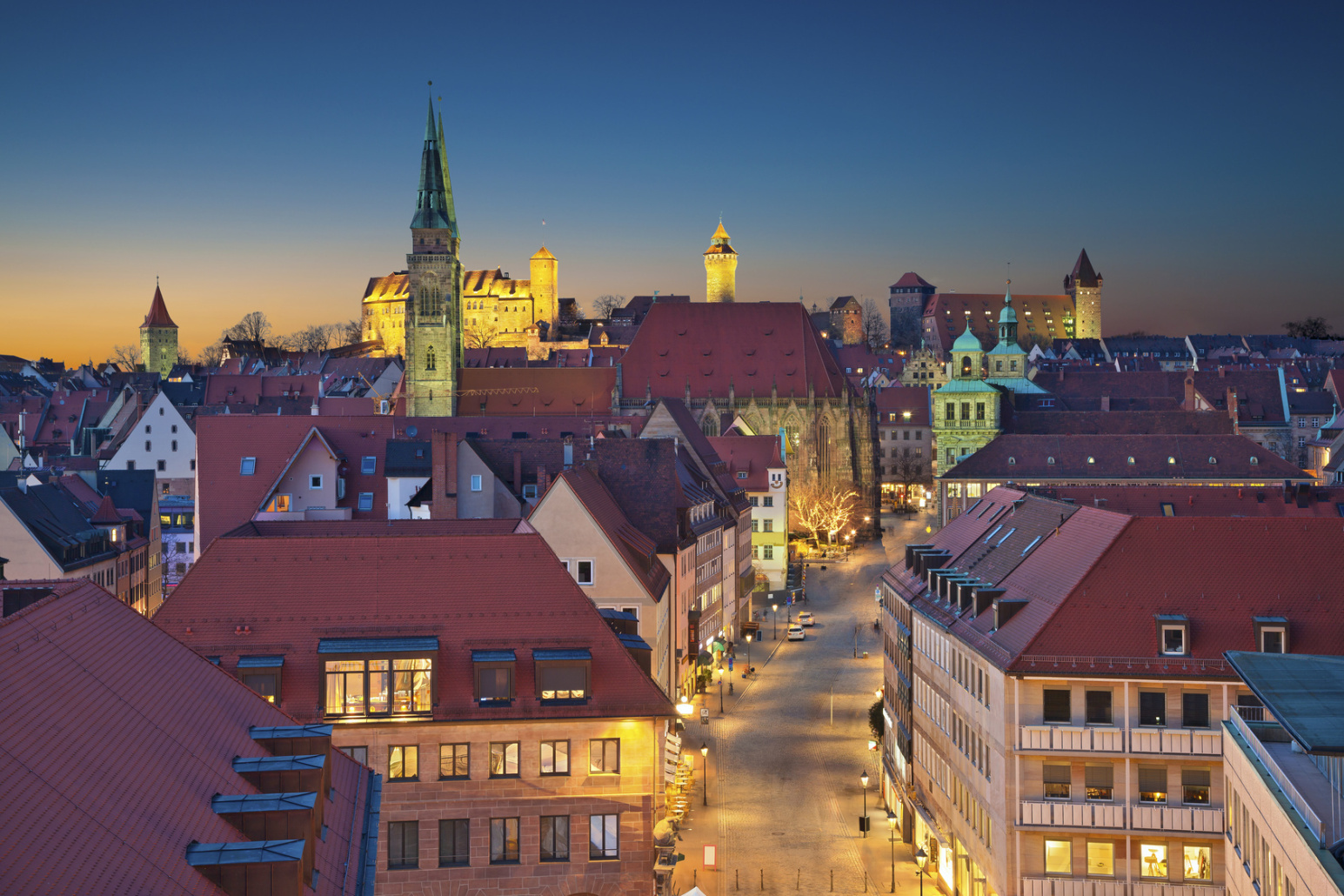 Nürnberg Fußgängerzone von oben kurz vor Sonnenaufgang. Straßen sind leer. Kurtz Privatdetektei Nürnberg.