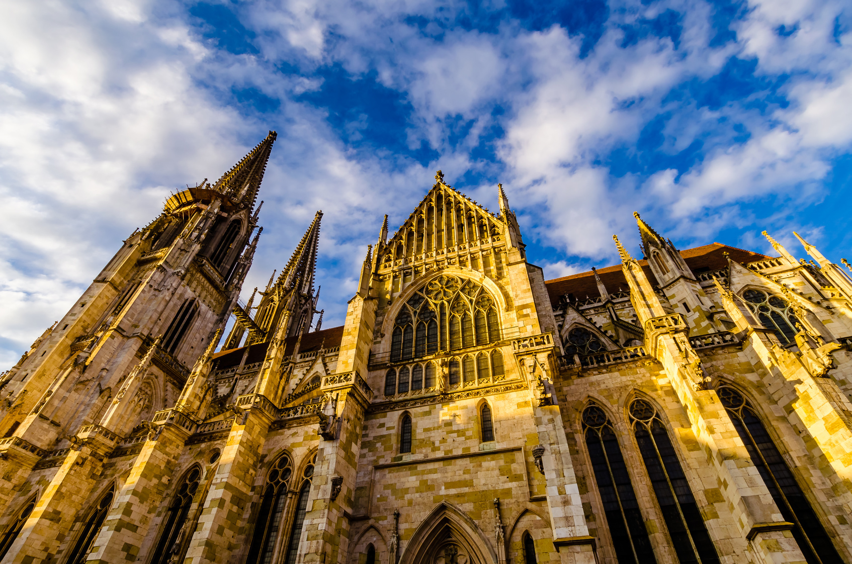 Regensburger Dom bei klarem Wetter, Nahaufnahme, von der Sonne angeschienen; Detektei Regensburg