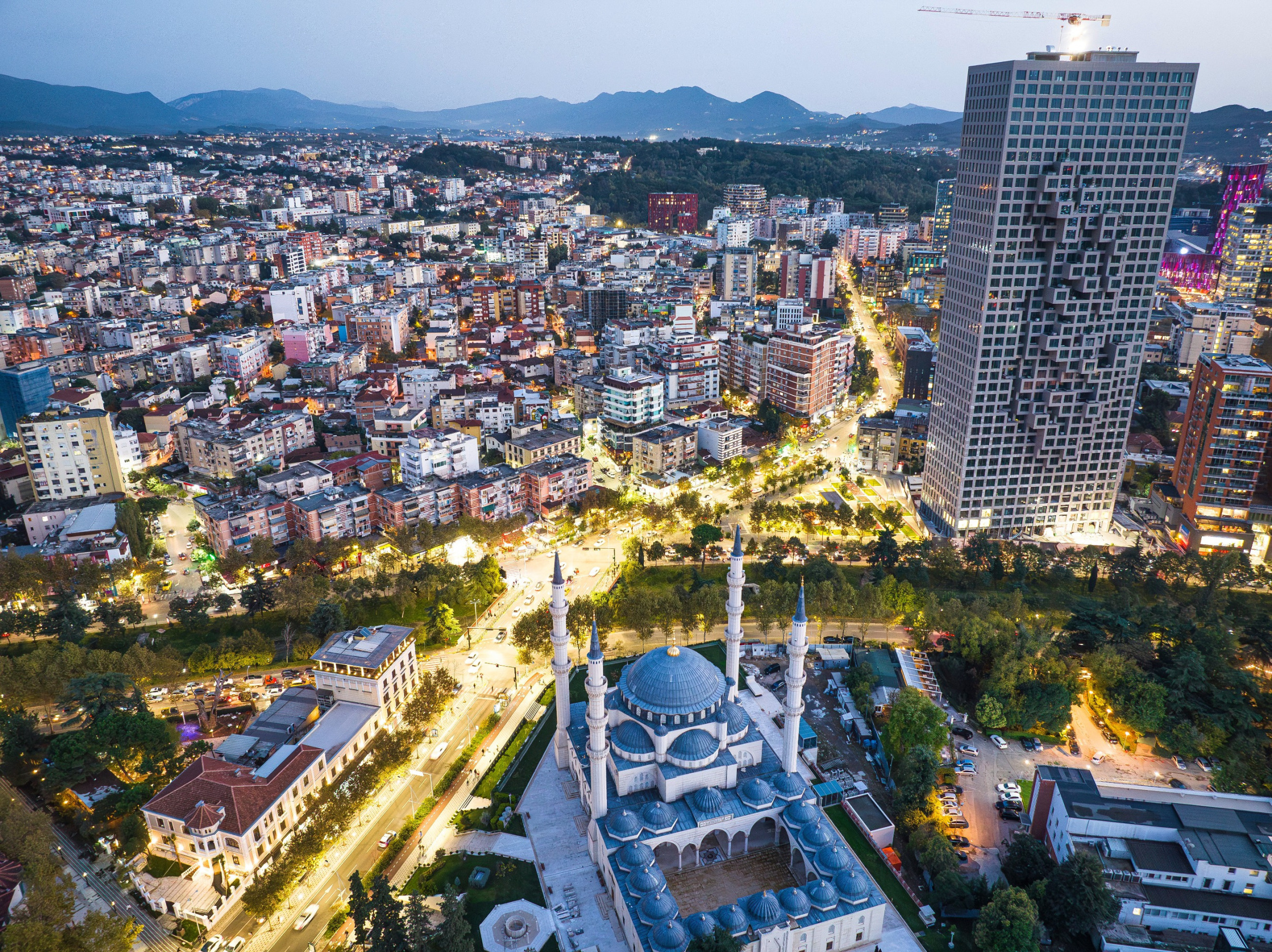 Skyline von Tirana (Albanien) in der Dämmerung; Detektei Tirana (Albanien), Privatdetektiv Tirana (Albanien), Wirtschaftsdetektei Tirana (Albanien), Detektivbüro Tirana (Albanien)